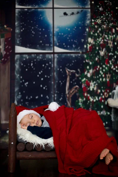 Bellissimo bambino, che dorme in un lettino di legno, in attesa — Foto Stock