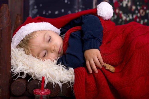 Beautiful little baby boy, sleeping in small wooden bed, waiting — Stock Photo, Image