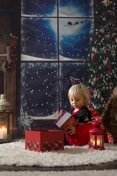 Bellissimo bambino ragazzo, regali di apertura la notte di Natale, secr — Foto Stock