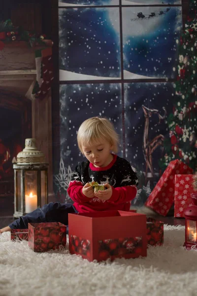 Güzel çocuk, Noel gecesi hediyeleri açıyor, efendim. — Stok fotoğraf