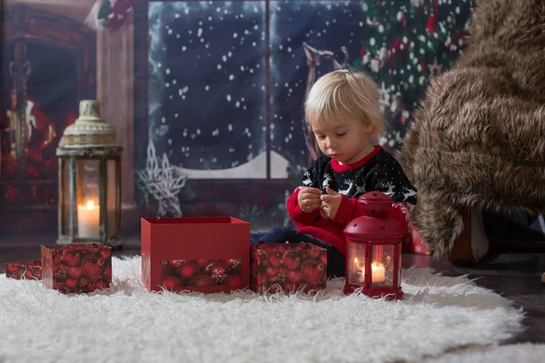 Güzel çocuk, Noel gecesi hediyeleri açıyor, efendim. — Stok fotoğraf