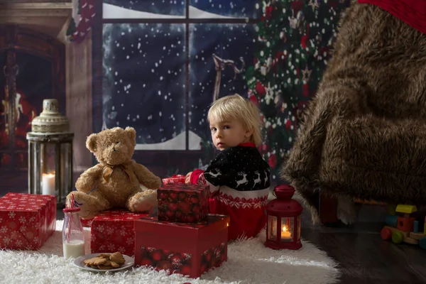 Bellissimo bambino ragazzo, regali di apertura la notte di Natale, secr — Foto Stock
