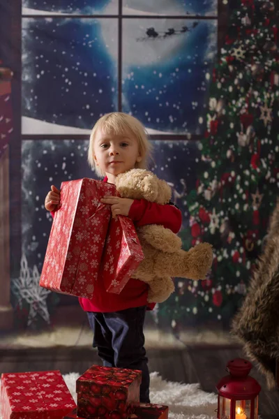 Мальчик, открывающий подарки в рождественскую ночь, секр. — стоковое фото