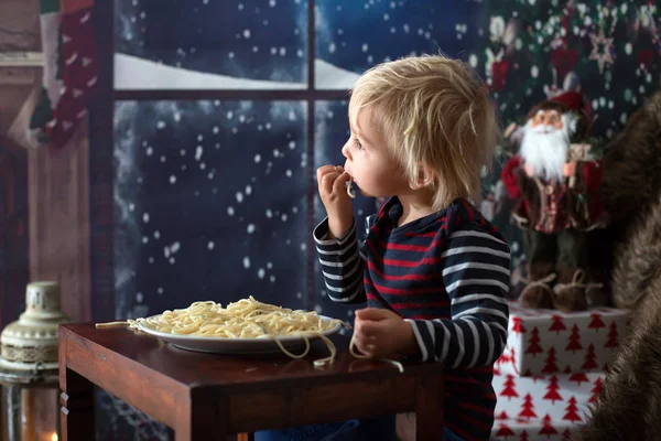 Sweet toddler child, boy, eating spaghetti at home — Stockfoto