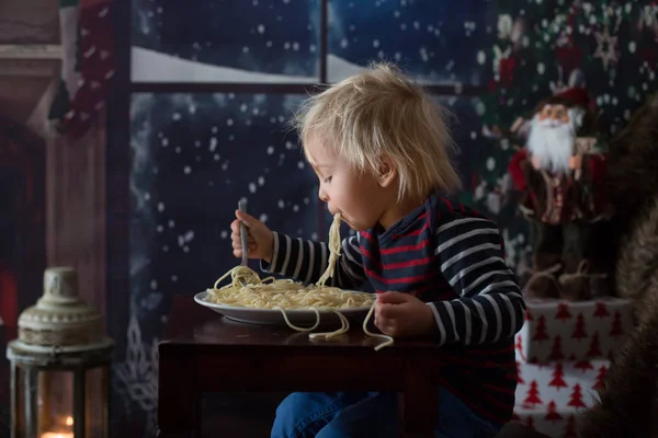 Enfant tout-petit doux, garçon, manger des spaghettis à la maison — Photo