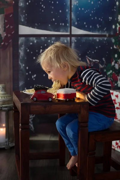 Niño dulce, niño, comiendo espaguetis en casa — Foto de Stock