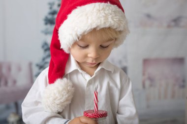 Kırmızı Noel Baba şapkalı güzel çocuk, elinde benim şişemle.