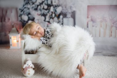 Güzel çocuk, küçük çocuk, Noel arifesinde uyuyor. 