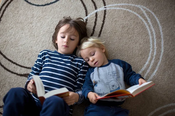 Lindo niño, muchacho, leyendo un libro en casa —  Fotos de Stock