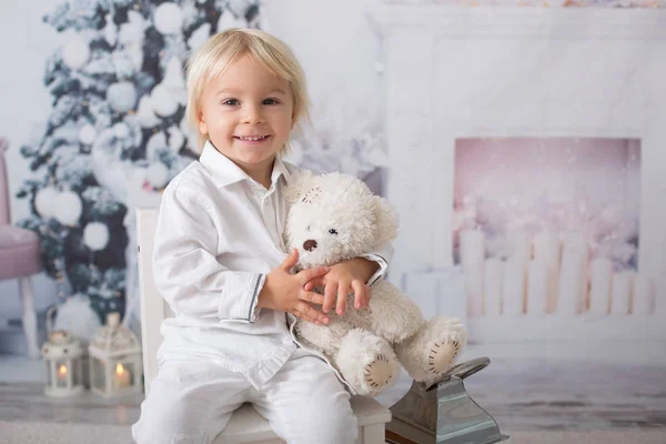 Schöne blonde Kleinkind Junge, in weiß gekleidet in dekoriert weiß — Stockfoto