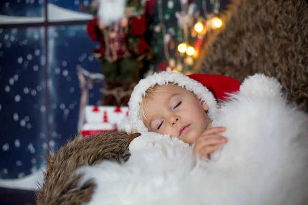 Bellissimo bambino bambino, bambino, che dorme la vigilia di Natale a — Foto Stock