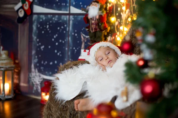 Младенец, мальчик, спал в канун Рождества — стоковое фото