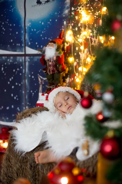 Младенец, мальчик, спал в канун Рождества — стоковое фото