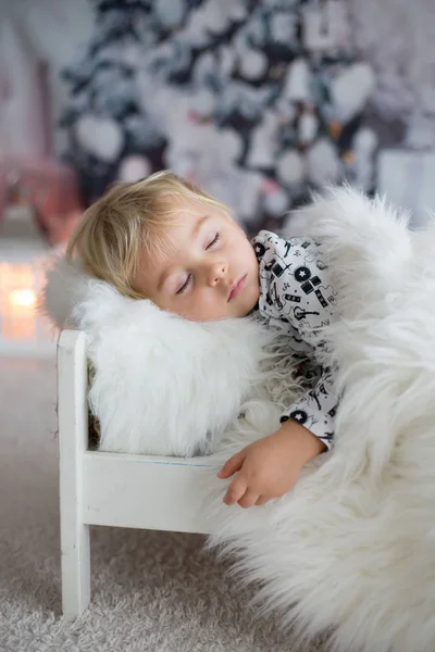 美しい幼児の子供、赤ちゃんの男の子、クリスマスの前夜に寝て — ストック写真