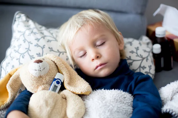 Blondes Kleinkind, schlafend auf der Couch im Wohnzimmer, liegend d — Stockfoto