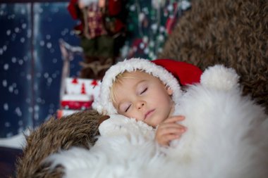 Güzel çocuk, küçük çocuk, Noel arifesinde uyuyor. 