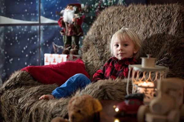 Beau tout-petit garçon, assis dans une chaise confortable à Noël, décor — Photo