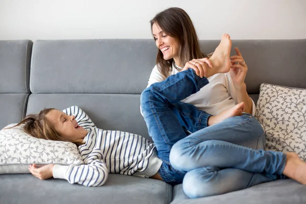 Mutter kitzelt ihren kleinen Jungen, Kind kichert zu Hause mit Mama — Stockfoto