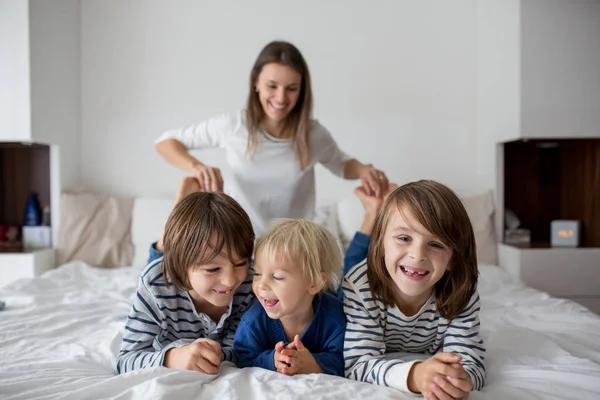 Mutter kitzelt ihren kleinen Jungen, Kind kichert zu Hause mit Mama — Stockfoto