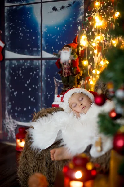 Belle enfant en bas âge, bébé garçon, dormir la veille de Noël à — Photo