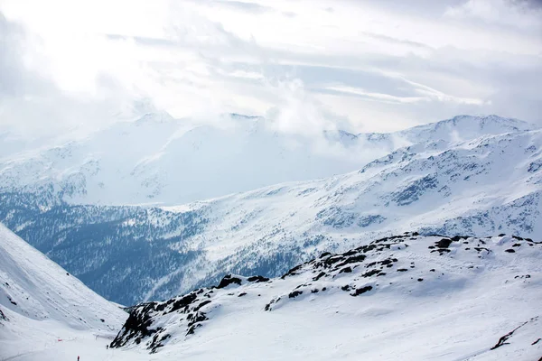 Glückliche Menschen, Kinder und Erwachsene, Skifahren an einem sonnigen Tag in tyro — Stockfoto