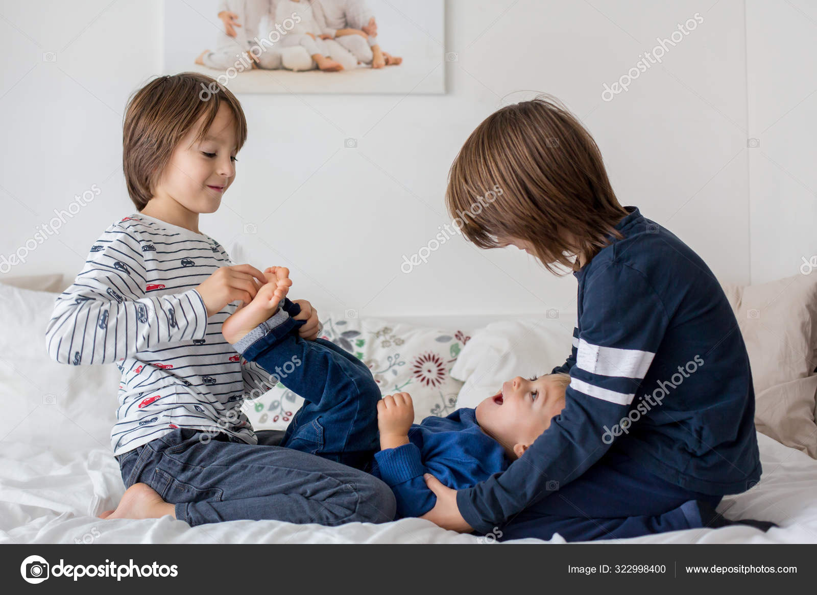 щекотка мальчика. дети щекочут друг друга. девочка щекочет мальчика. девочки щекотят друг друга. девушка щекочет мальчика.