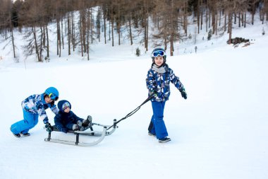 Mutlu insanlar, çocuklar ve yetişkinler, Tyr 'da güneşli bir günde kayıyorlar.