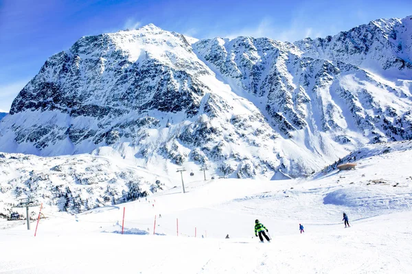 Gens heureux, enfants et adultes, skier par une journée ensoleillée à Tyro — Photo