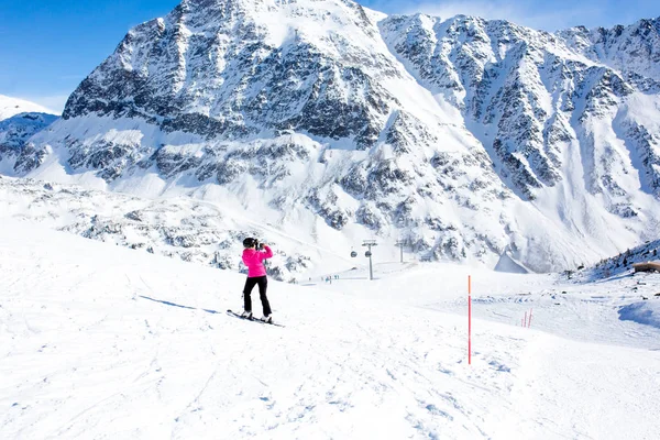 Gens heureux, enfants et adultes, skier par une journée ensoleillée à Tyro — Photo