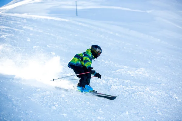 Vrolijke mensen, kinderen en volwassenen, skiën op een zonnige dag in Tyro — Stockfoto