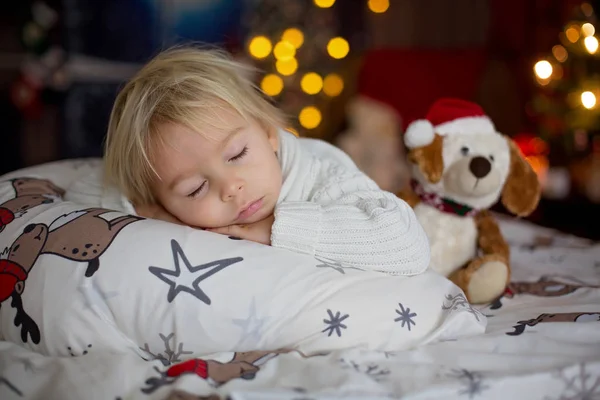 Γλυκό όμορφο ξανθό αγοράκι, κοιμάται στο κρεβάτι με το παιχνίδι — Φωτογραφία Αρχείου