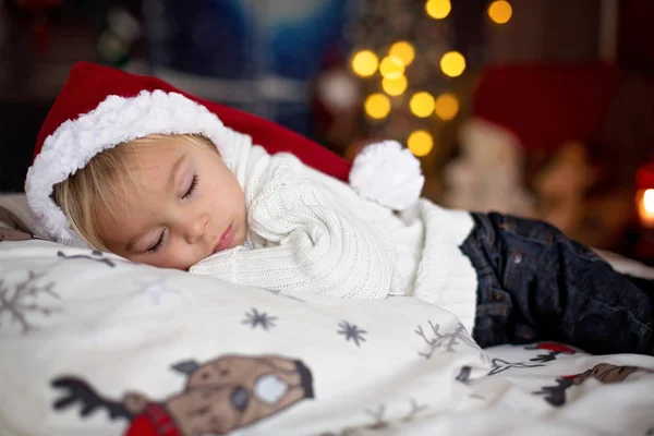 Doce bela loira criança menino, dormindo na cama com brinquedo — Fotografia de Stock