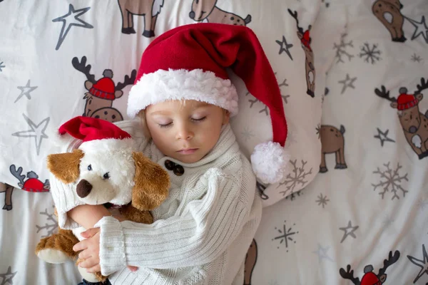 Doce bela loira criança menino, dormindo na cama com brinquedo — Fotografia de Stock