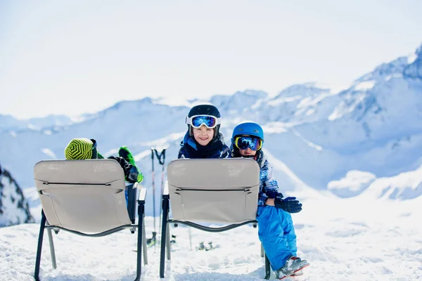Happy people, children and adults, skiing on a sunny day in Tyro — Stock Photo, Image