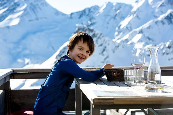 幸せな人々、子供や大人、チロルの晴れた日にスキー — ストック写真