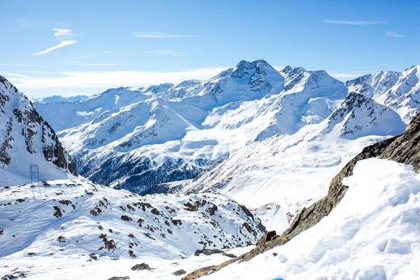 Glückliche Menschen, Kinder und Erwachsene, Skifahren an einem sonnigen Tag in tyro — Stockfoto