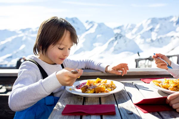 Gelukkige kinderen, eten wat zoete snack op een pauze van skiën op — Stockfoto