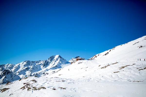 Glückliche Menschen, Kinder und Erwachsene, Skifahren an einem sonnigen Tag in tyro — Stockfoto