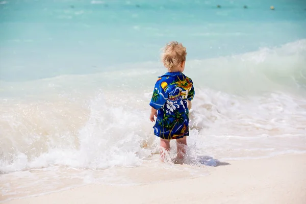 Urocza chłopiec maluch w letnim kurorcie wakacyjnym na Mauritiusie, casu — Zdjęcie stockowe