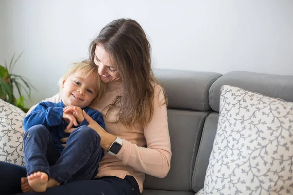 Mamma, solleticando il suo piccolo bambino, il bambino ridacchia a casa — Foto Stock