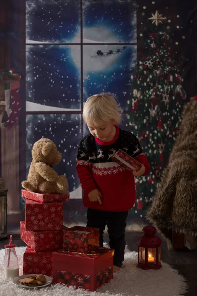 Bellissimo bambino ragazzo, regali di apertura la notte di Natale, secr — Foto Stock