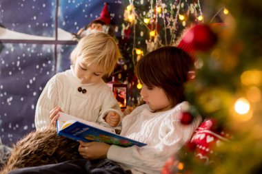 Şirin çocuk ve ağabeyi, Noel 'de oturuyorlar.