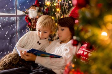 Şirin çocuk ve ağabeyi, Noel 'de oturuyorlar.