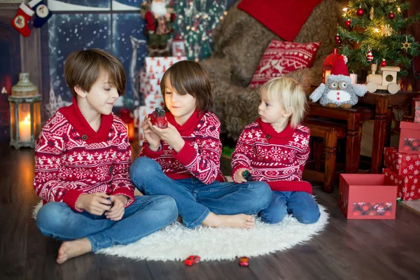 Felice famiglia sorridente, mamma, papà e tre ragazzi, avendo famiglia por — Foto Stock