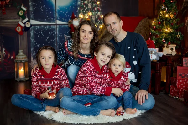 Feliz família sorridente, mãe, pai e três meninos, tendo família por — Fotografia de Stock