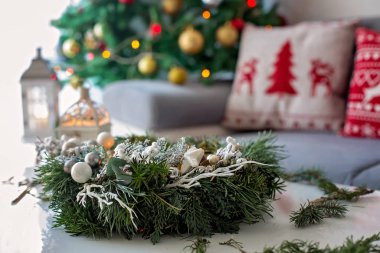 Çok güzel dekore edilmiş, beyaz süslemeli bir çelenk.