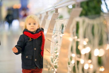 Moda çocuğu Noel 'de şehir merkezindeki alışveriş merkezinde.