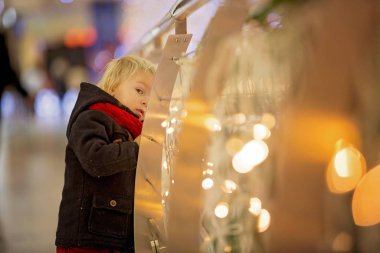 Moda çocuğu Noel 'de şehir merkezindeki alışveriş merkezinde.
