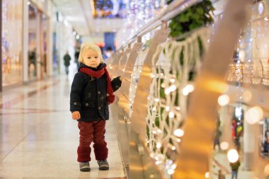 Moda çocuğu Noel 'de şehir merkezindeki alışveriş merkezinde.