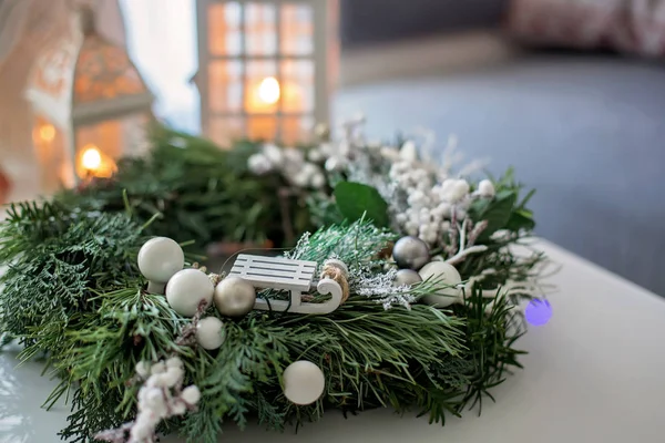 Prachtig versierde adventskrans met witte decoratie op een t — Stockfoto